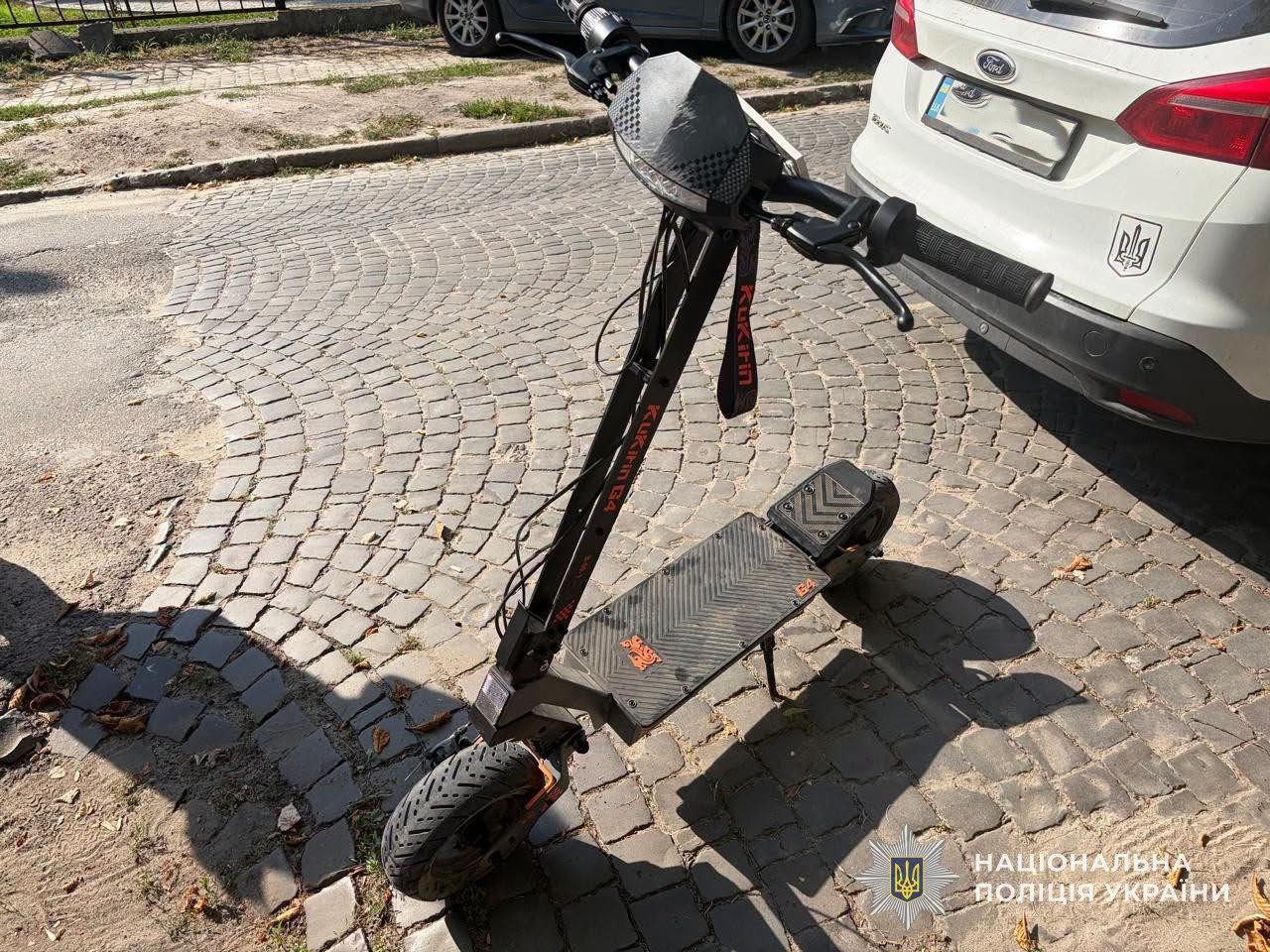 У Жовкві перекинувся електросамокат із двома підлітками: 13-річну дівчину госпіталізували