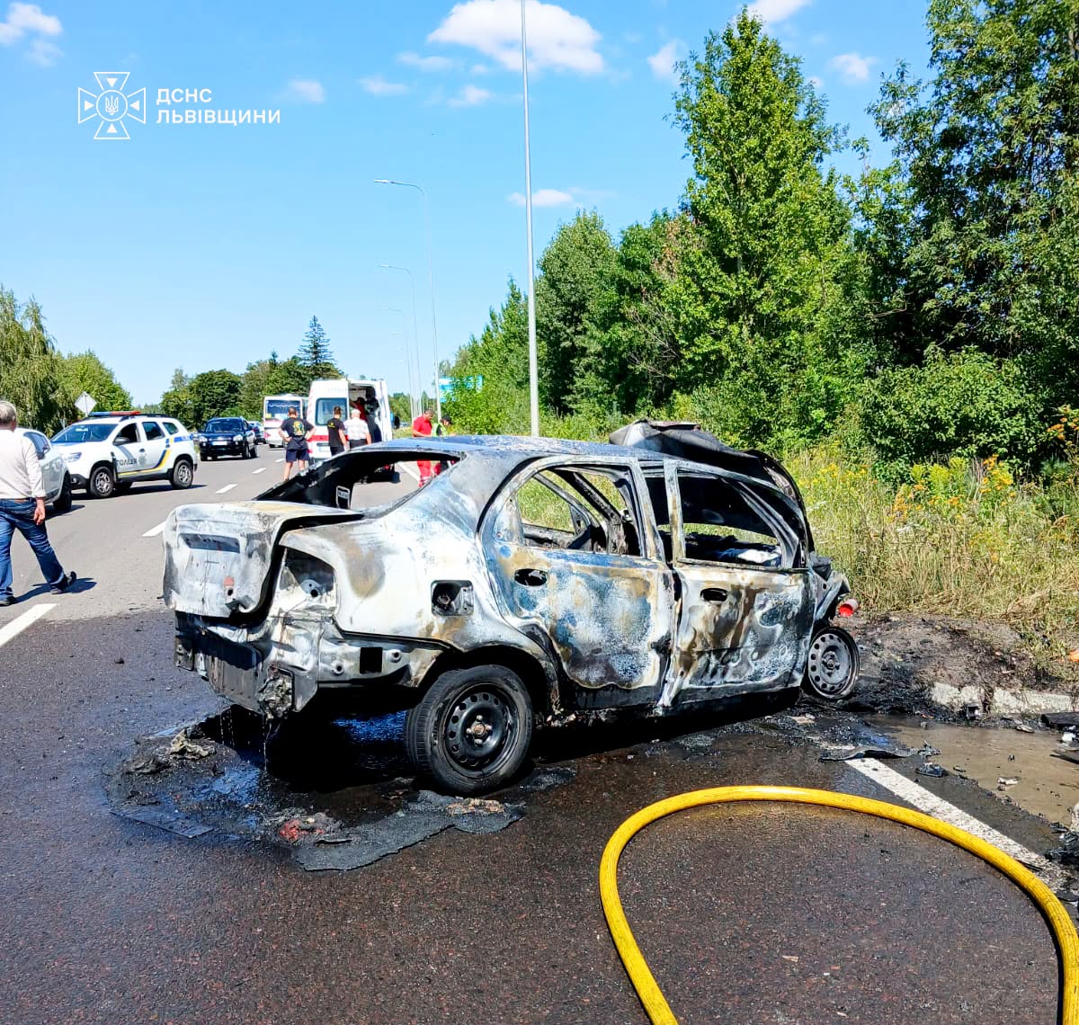 У Пустомитах після зіткнення Tesla та Chevrolet загорівся автомобіль: є постраждалі