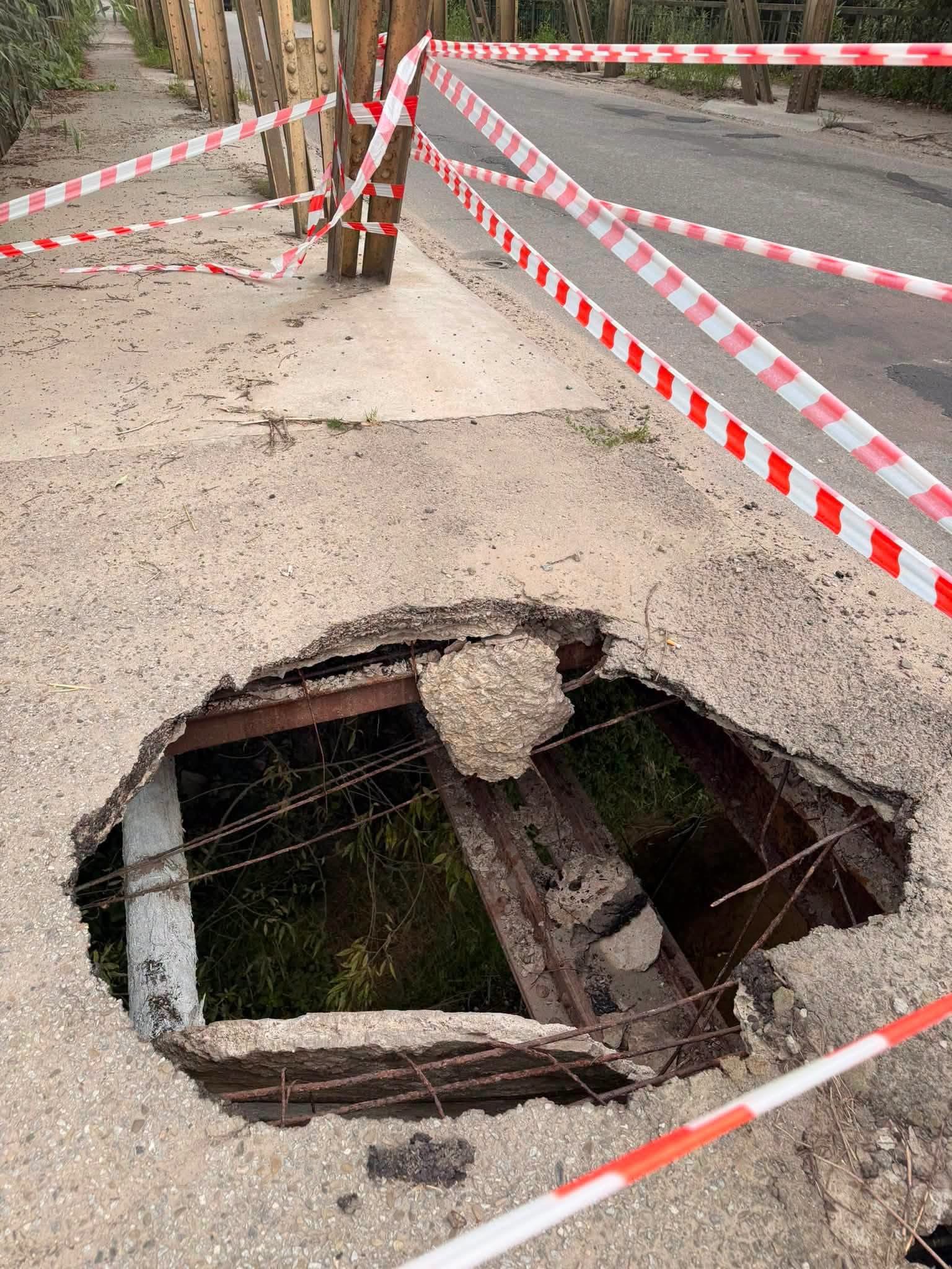 Провалля на пішохідній частині мосту: у Самборі вимагають термінового ремонту