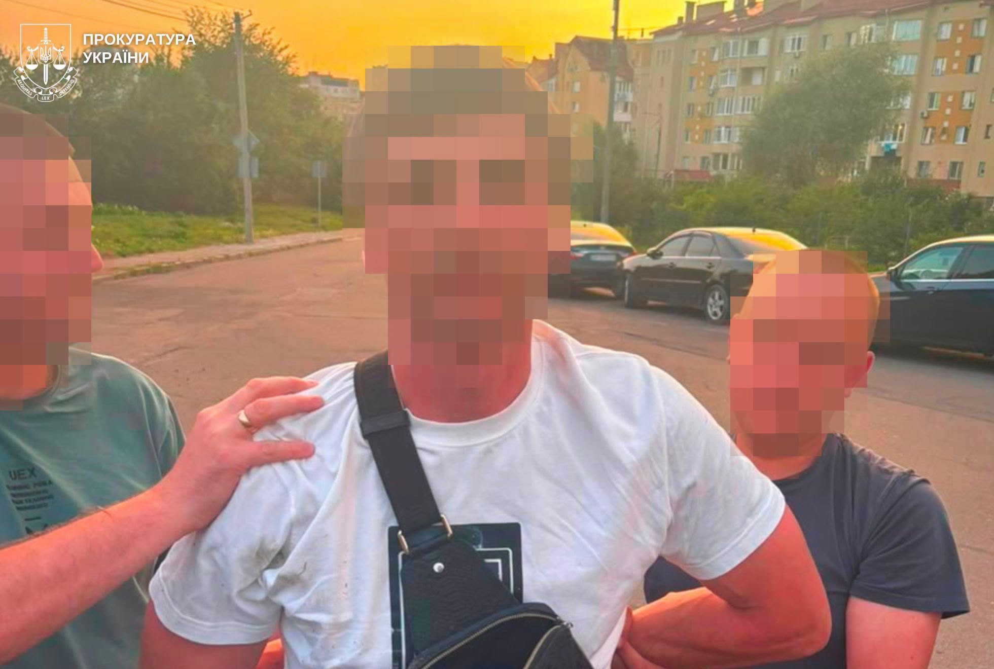 У Винниках чоловік із пістолетом серед дня намагався пограбувати водія Mercedes