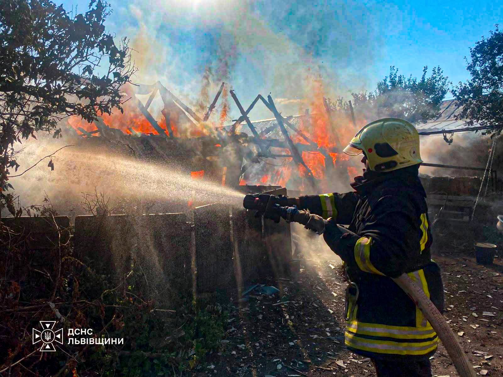 На Золочівщині під час пожежі вогнеборці врятували три житлові будинки