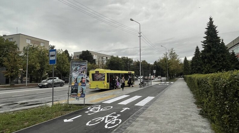 У Львові на вулиці Стрийській демонтують самовільно встановлений білборд на велодоріжці