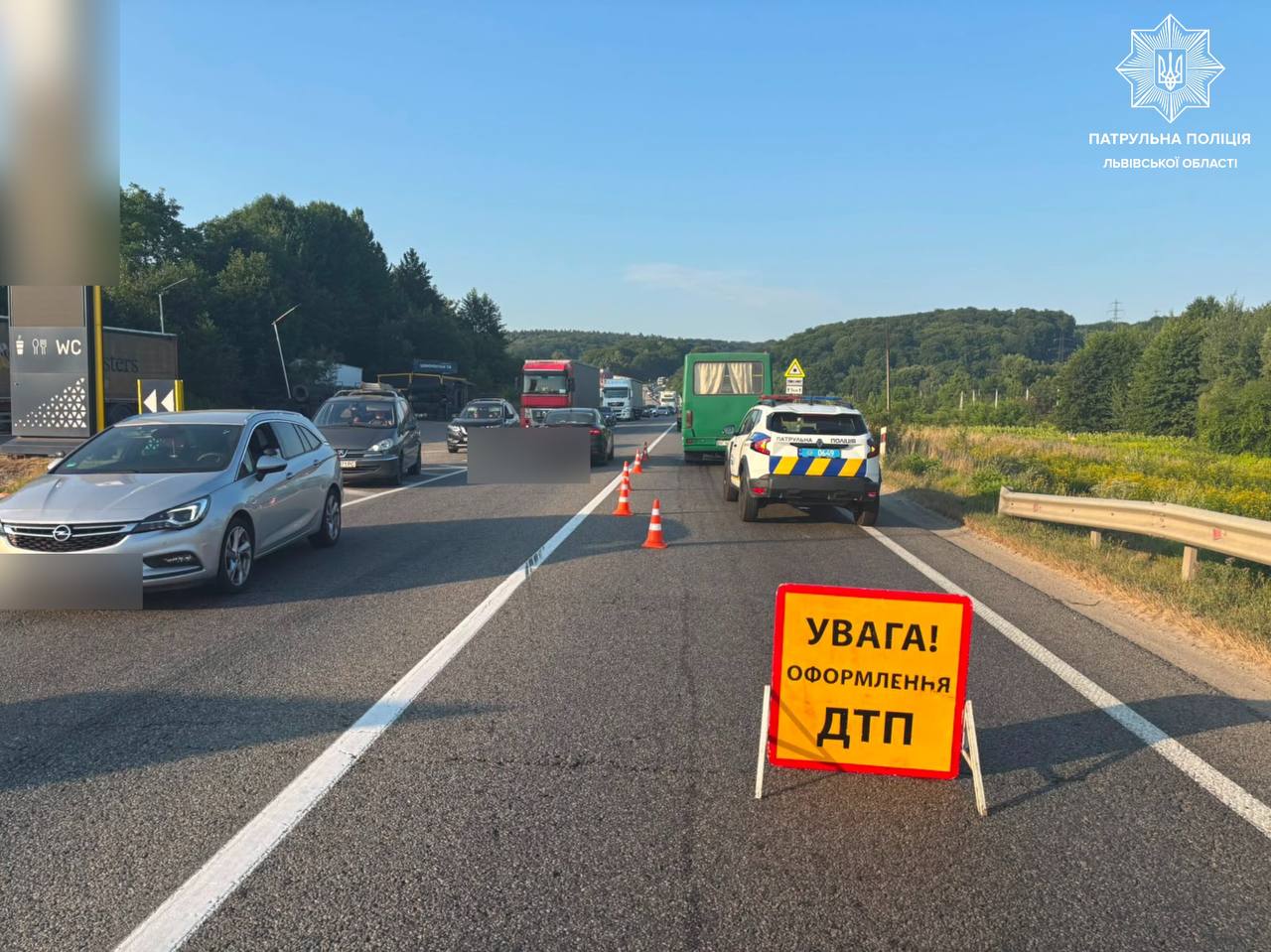 Через ДТП з травмованими на трасі поблизу Львова перекрили одну смугу руху