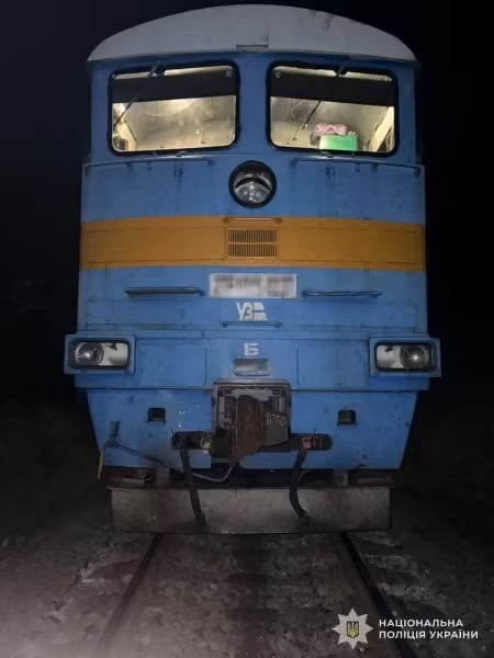 У Львові потяг на смерть збив чоловіка, який сидів на колії
