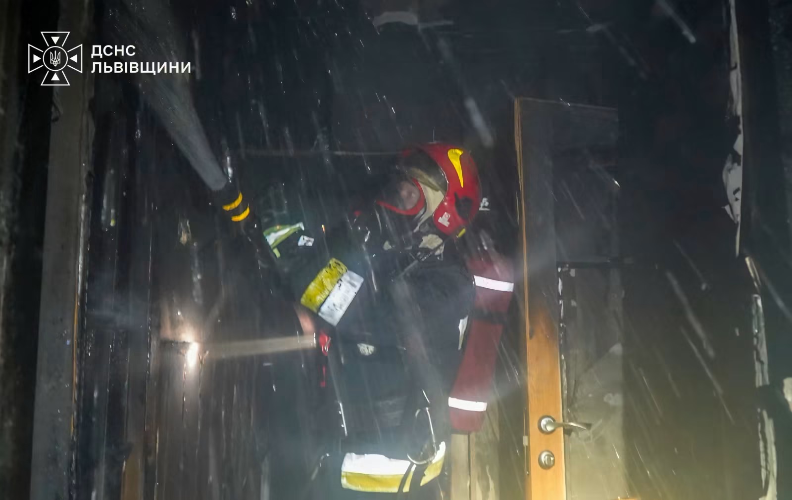У львівській багатоповерхівці через вибух акумулятора сталася пожежа: врятовано шістьох людей (ОНОВЛЕНО)