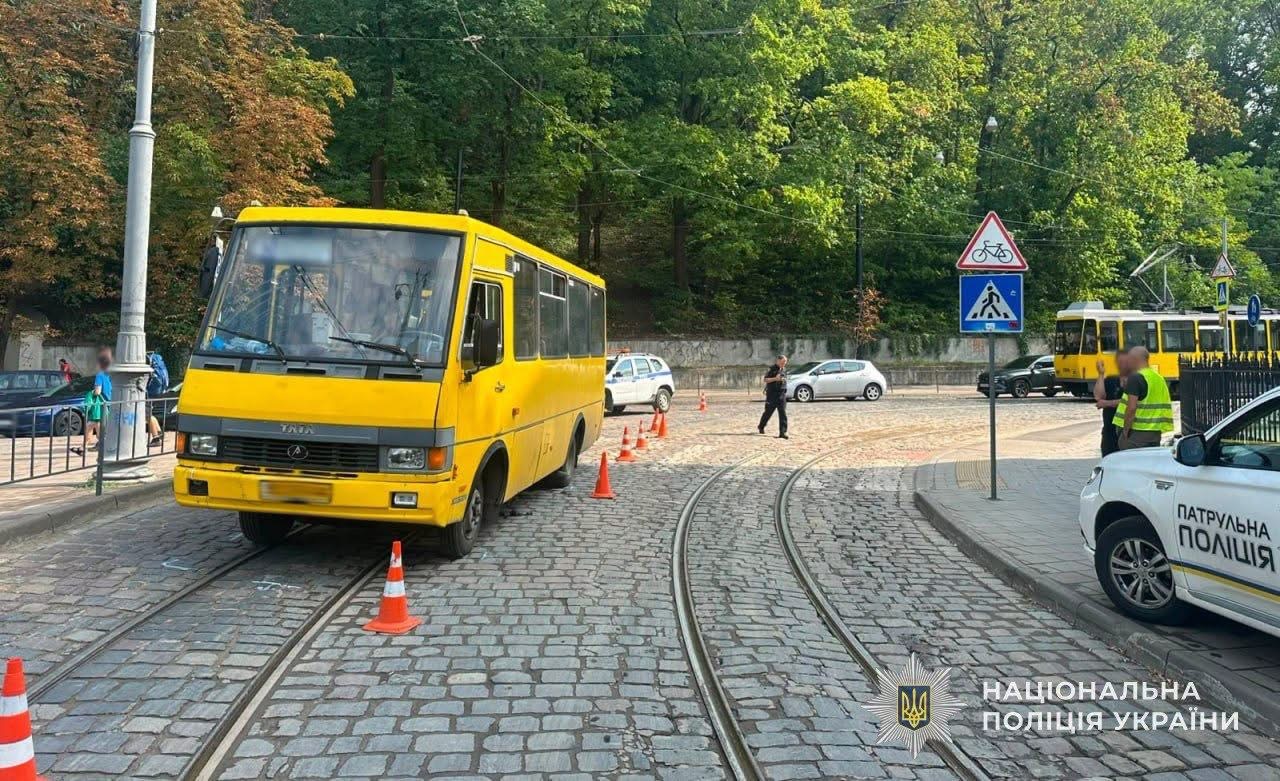 У центрі Львова автобус наїхав на 21-річну пішохідку