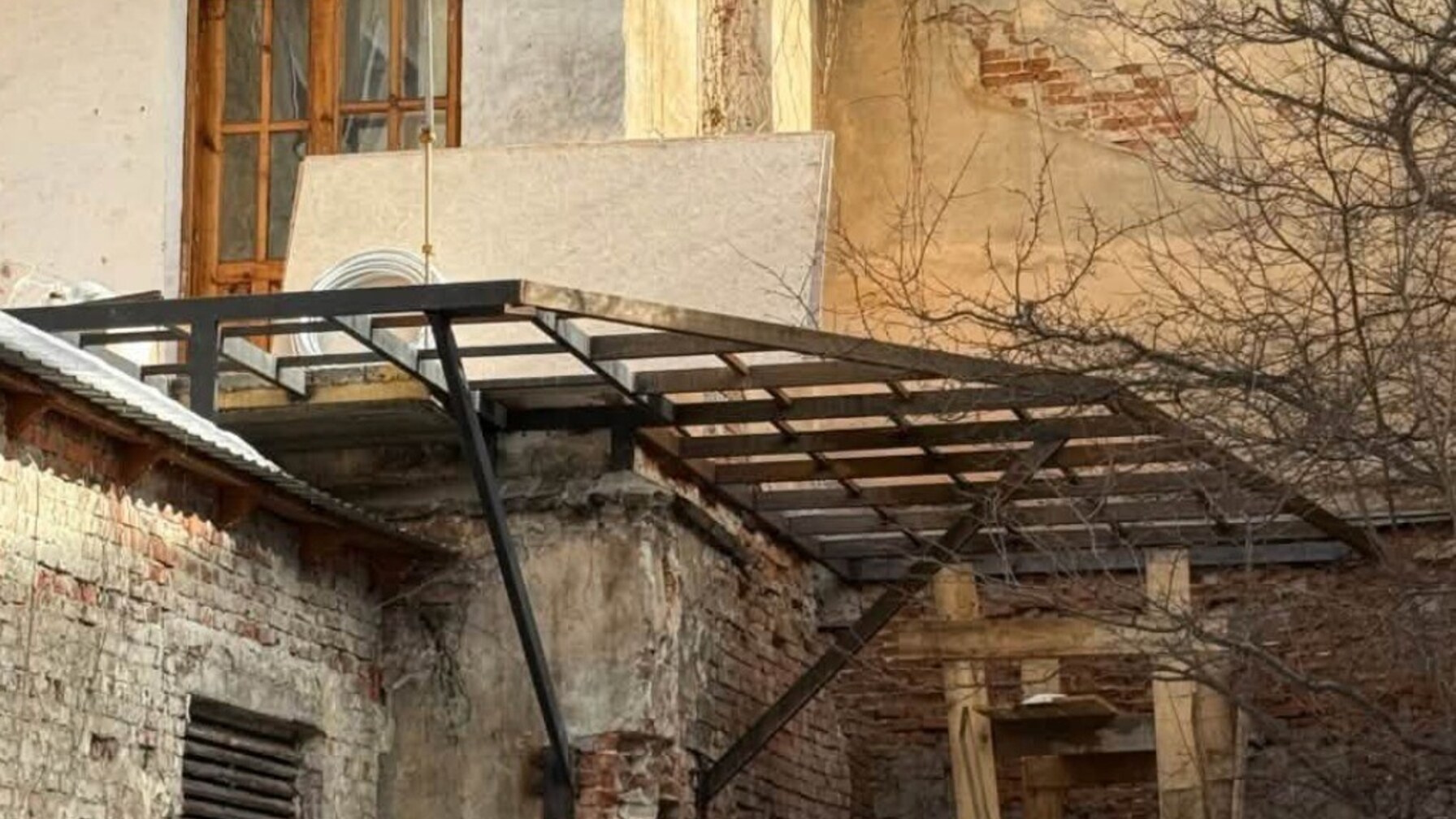 Суд зобов’язав демонтувати незаконний балкон на пам’ятці архітектури в центрі Львова