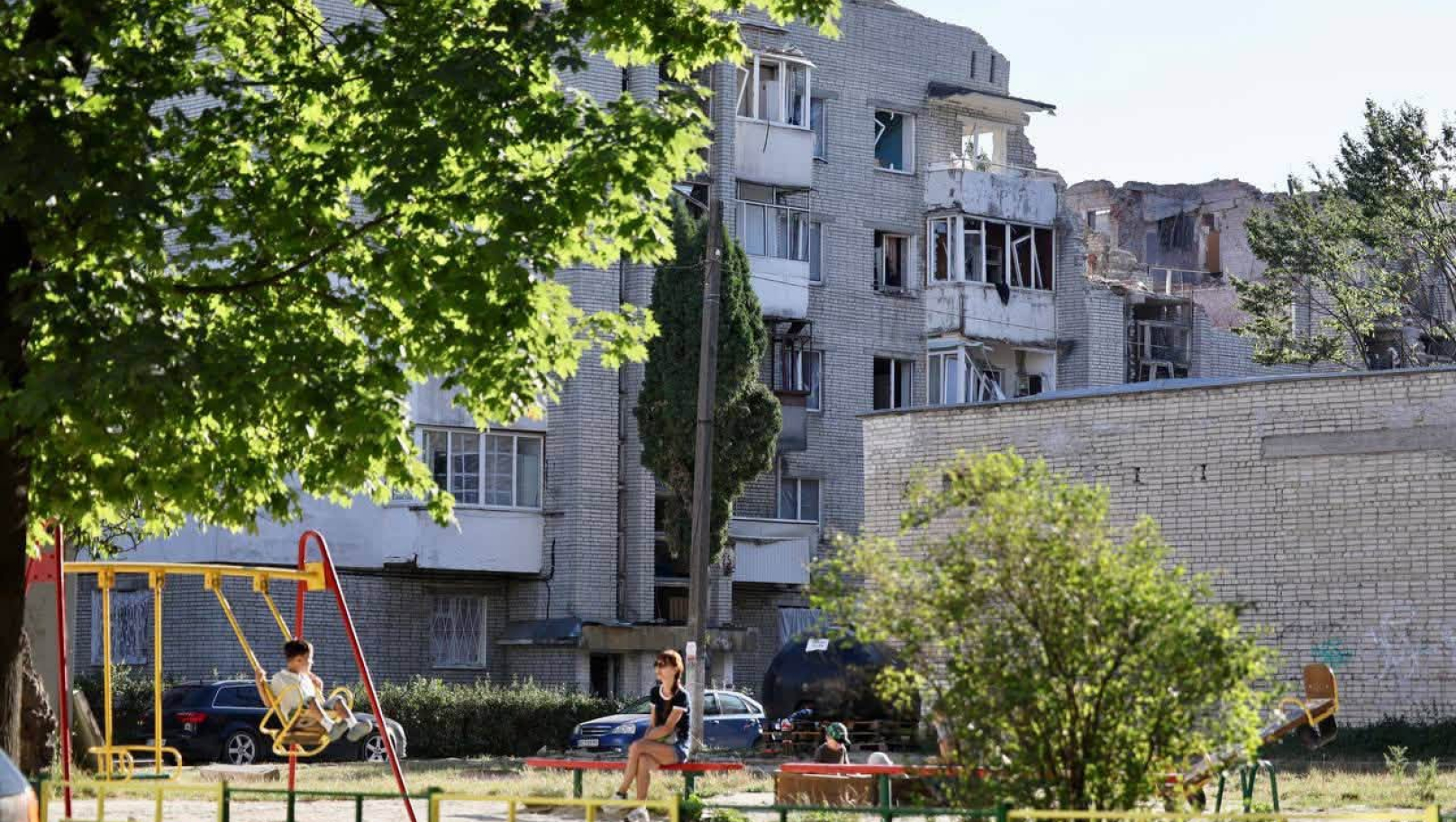 У Львові продовжують відновлювати будинок на Патона, 25 після російської атаки