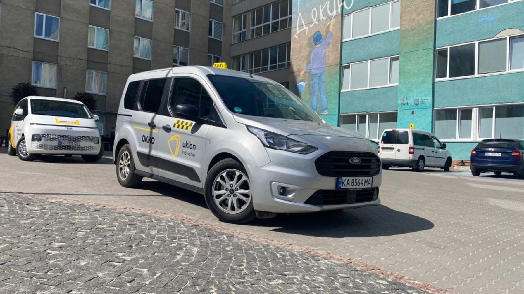 Львів компенсуватиме поїздки на інклюзивному таксі для людей, які користуються кріслами колісними