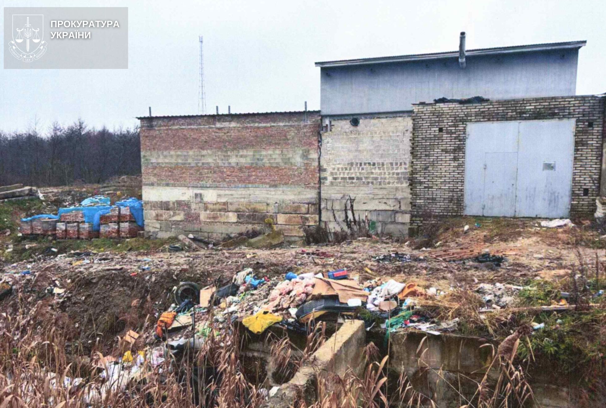 Сміття замість гаражів: у Новояворівську кооператив зобов’язали компенсувати 12,2 млн грн збитків