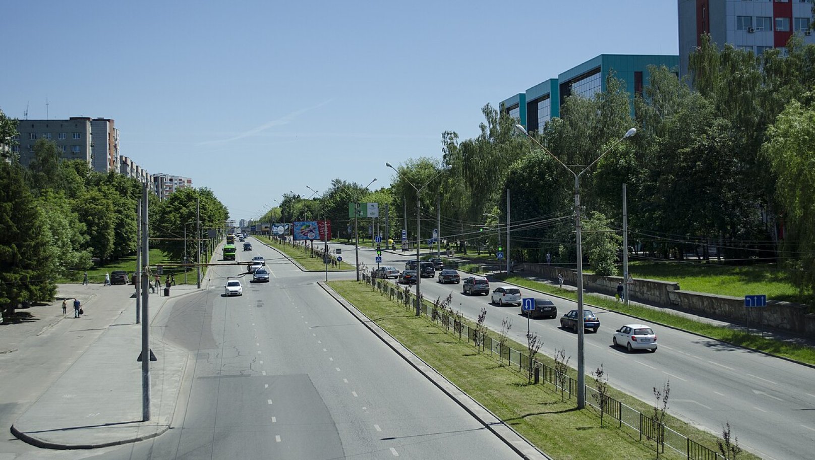 У Львові на зупинці знайшли сумку з предметом, схожим на автомат: поліція перевіряє інформацію